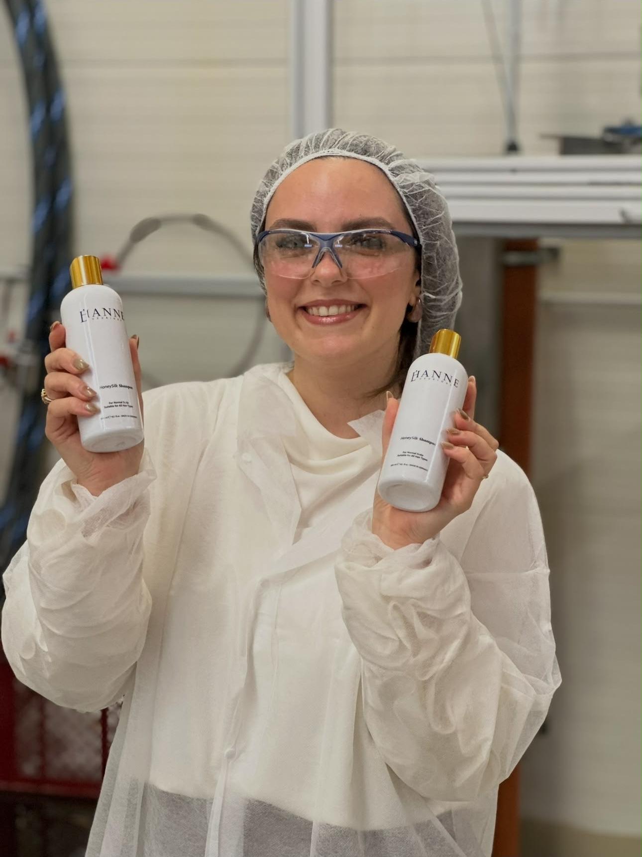 Hanne bei der Herstellung ihrer eigenen Pflegeprodukte